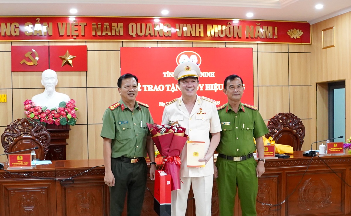 Trao tặng Huy hiệu 30 năm tuổi Đảng cho Thiếu tướng Lâm Minh Hồng