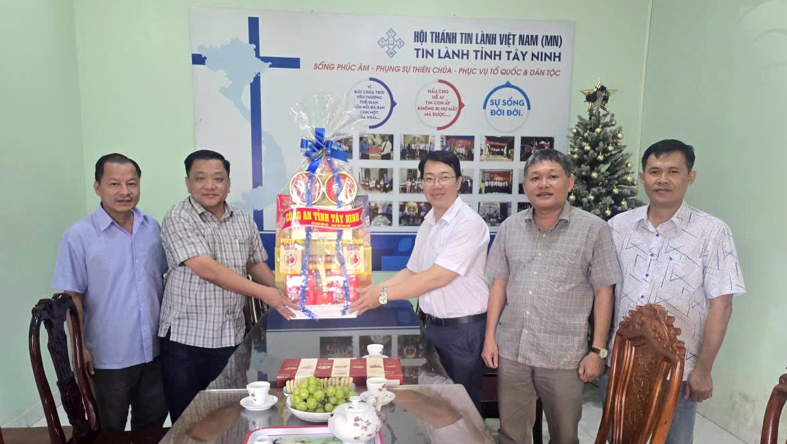 Công an tỉnh Tây Ninh thăm, tặng quà, chúc mừng bà con Giáo dân nhân dịp Lễ Giáng sinh năm 2025