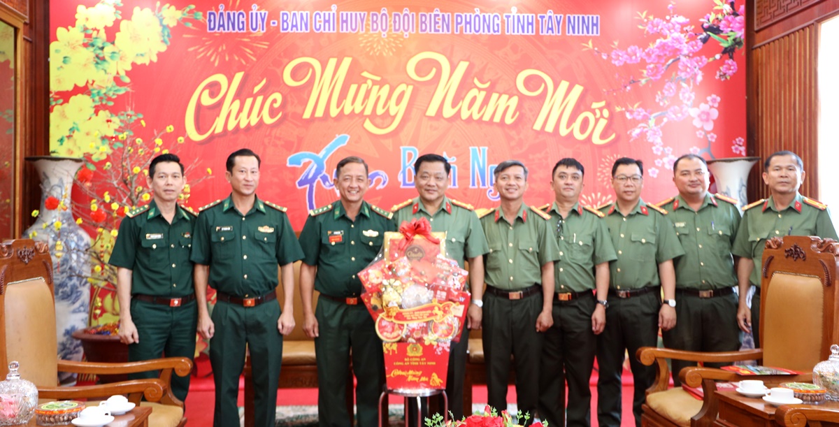 Đại tá Lê Văn Thuận thăm, chúc Tết Ban Chỉ huy Bộ đội Biên phòng tỉnh