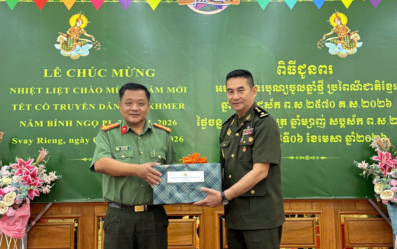 Công an tỉnh Tây Ninh thăm, chúc Tết cổ truyền Chol Chnam Thmay lực lượng vũ trang tỉnh Svay Rieng, Vương quốc Campuchia