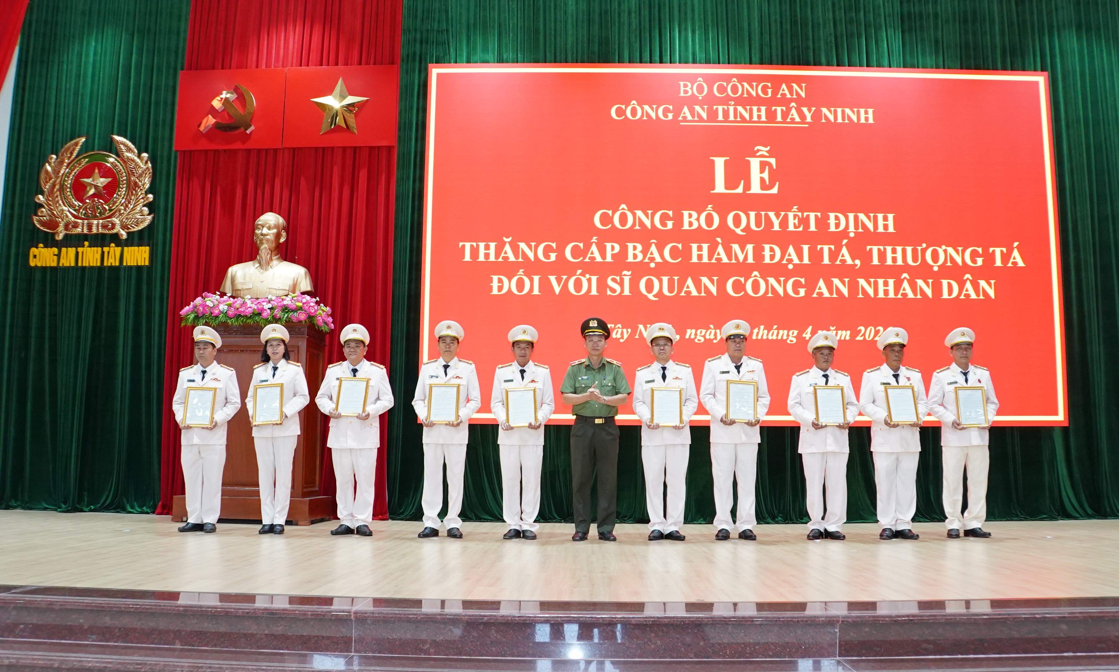 Công an tỉnh Tây Ninh công bố quyết định thăng cấp bậc hàm đại tá, thượng tá đối với sĩ quan Công an nhân dân