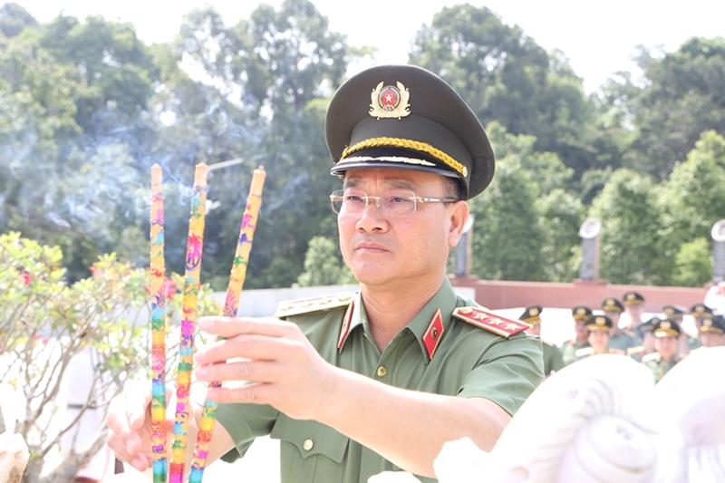 Thứ trưởng Bộ Công an Thượng tướng Phạm Thế Tùng dâng hoa, dâng hương tri ân các anh hùng liệt sỹ và hoạt động an sinh xã hội tại tỉnh Tây Ninh