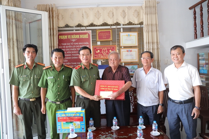 Thiếu tướng Vũ Như Hà, Ủy viên Ban Thường vụ Tỉnh ủy, Bí thư Đảng ủy, Giám đốc Công an tỉnh Tây Ninh thăm, tặng quà cho 7 gia đình chính sách tại phường Long An và xã Vàm Cỏ
