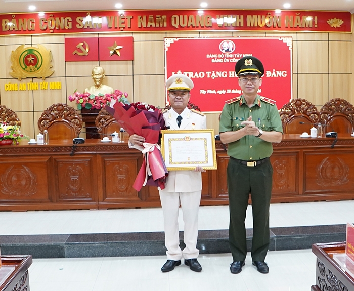 Đại tá Trần Văn Luận nhận Huy hiệu 35 năm tuổi Đảng