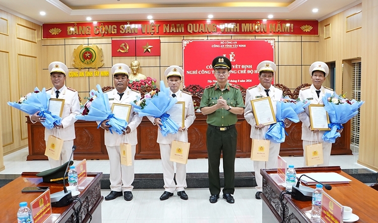 Trao Quyết định nghỉ công tác hưởng chế độ hưu trí đối với các đồng chí lãnh đạo cấp phòng Công an tỉnh