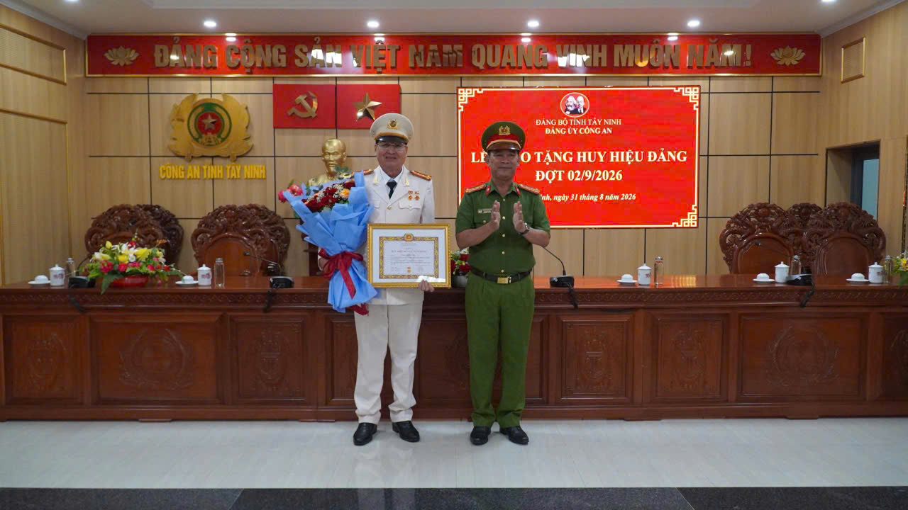 Tổ chức trao Huy hiệu 35 năm, 40 năm tuổi Đảng và Huân chương bảo vệ Tổ quốc hạng Ba