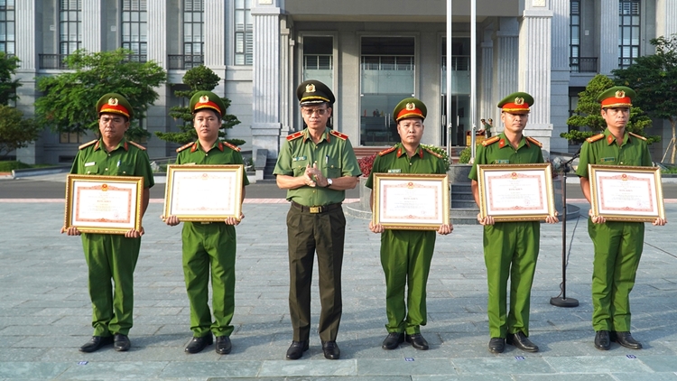 Công an tỉnh Tây Ninh trao khen, thưởng của Thủ tướng Chính phủ và Bộ trưởng Bộ Công an tại Lễ chào cờ đầu tháng