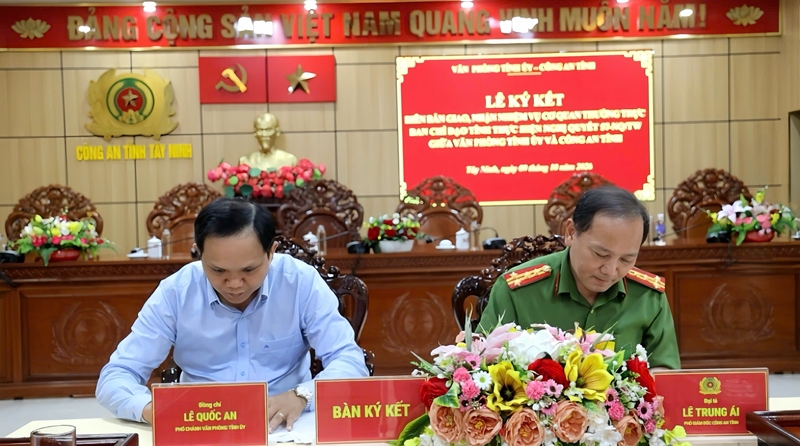 Văn phòng Tỉnh ủy bàn giao nhiệm vụ Cơ quan thường trực Ban Chỉ đạo tỉnh thực hiện Nghị quyết 57-NQ/TW cho Công an tỉnh Tây Ninh