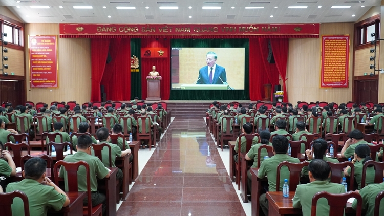 Công an Tây Ninh nghiêm túc học tập, quán triệt và triển khai thực hiện Nghị quyết Hội nghị Trung ương 4
