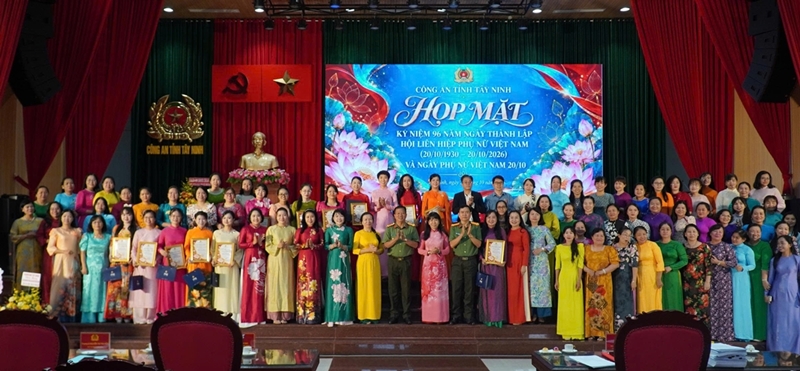 Tôn vinh những nữ cán bộ, chiến sĩ Công an tỉnh Tây Ninh tận tụy, bản lĩnh