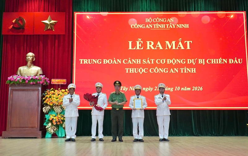 Công an tỉnh Tây Ninh ra mắt Trung đoàn Cảnh sát cơ động dự bị chiến đấu