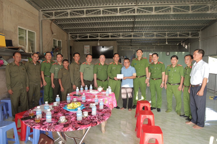 Đại tá Phạm Thanh Tâm - Phó Giám đốc Công an tỉnh thăm động viên thành viên Tổ bảo vệ an ninh, trật tự ở cơ sở bị thương khi làm nhiệm vụ