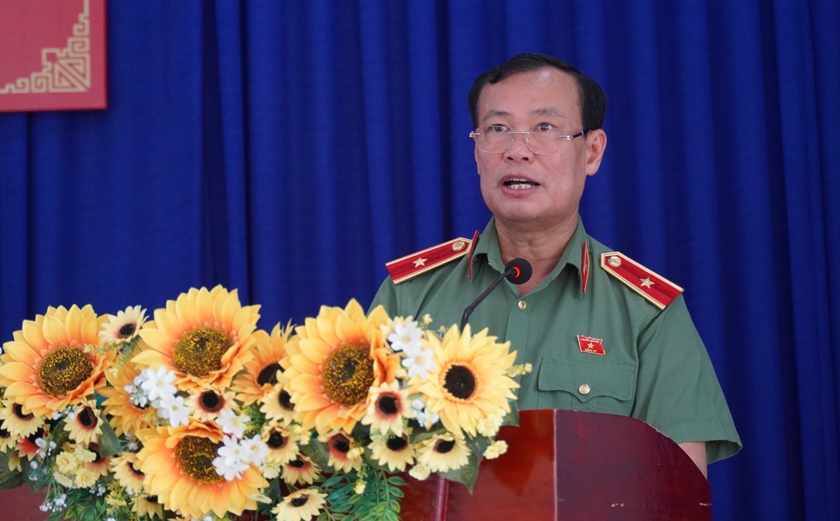 Thiếu tướng Lê Tấn Tới tiếp xúc cử tri tại huyện Bến Lức, Tân Trụ
