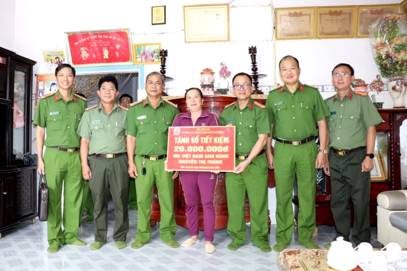Trường Cao đẳng CSND II tặng sổ tiết kiệm cho Mẹ Việt Nam Anh hùng và quà  cho các gia đình liệt sỹ